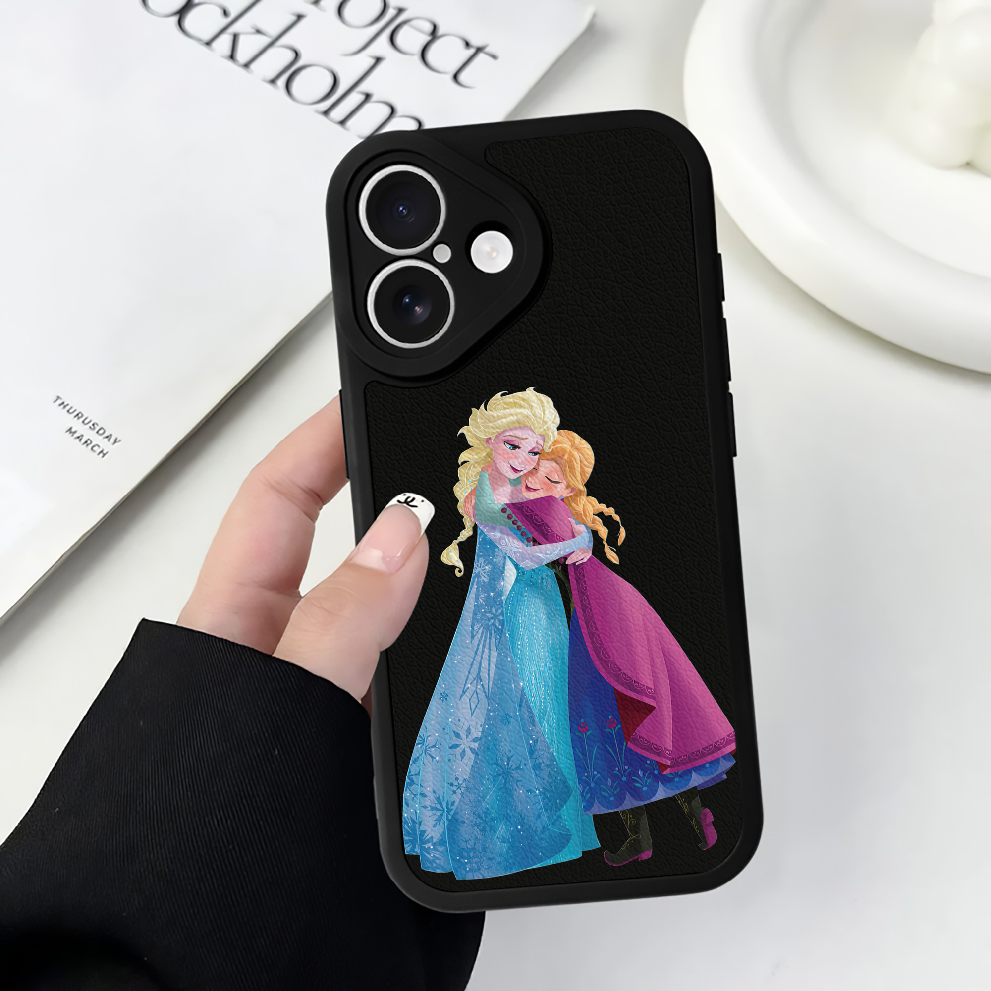 （画像用） アナと雪の女王 アンナ エルサ Frozen Anna Elsa 【iPhone 16シリーズ対応】シリコンスマホケース（レザー調） 材質：シリコン